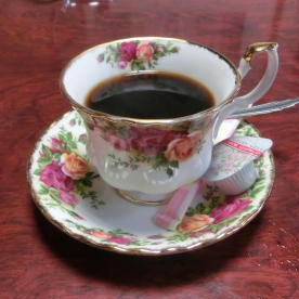 2日に一度は最高に旨いコーヒーを点てます。 奥様御茶が入りました・・・